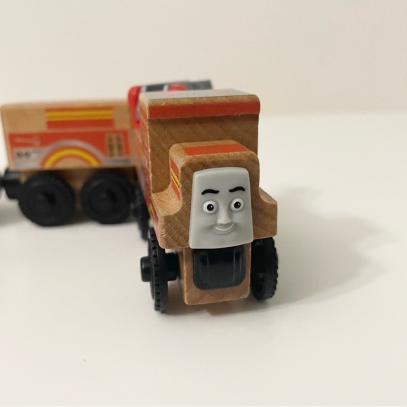 Thomas & Friends Wooden Flynn and Flynns Tender Train - Picture 10 of 16